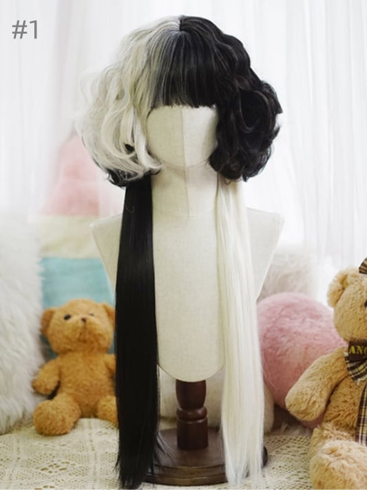 Geteilte, hüftlange, lockige Perücke mit vollem Pony