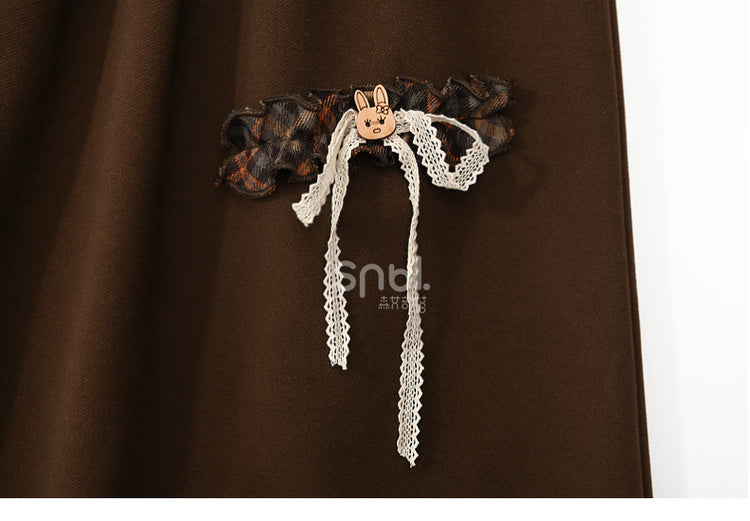 ブラウンの蝶結びディテール、足首丈スカート、チェック柄、フリル裾