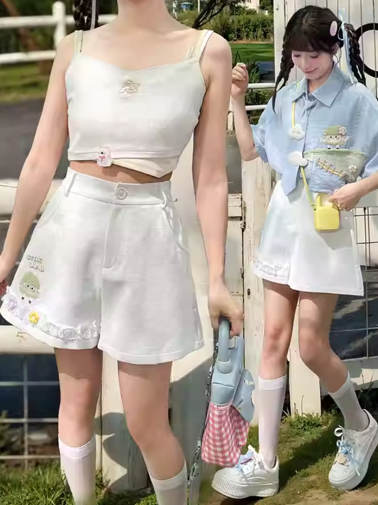 花柄レーストリムのホワイトショートパンツ、ラム刺繍のアクセント