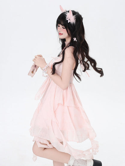 Rosafarbenes ärmelloses Kleid mit kaskadierenden Rüschenakzenten und Schleifendetail vorne