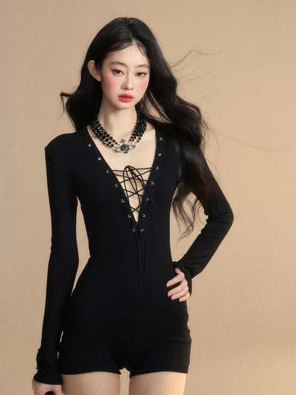 フロントディテールのレースアップジャンプスーツ。ブラックのプランジネックライン。スリムフィット。