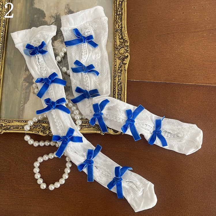 Besatzsocken/Strümpfe aus Tüll mit floralem Cut-out und Schleife und gemusterter Strumpfhose/Weiße Spitze unter dem Knie, blaues Netz