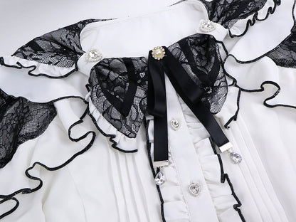 Jirai Kei – Weiße Bluse mit Doppelschleifenkragen und schwarzen Spitzendetails an den Schultern