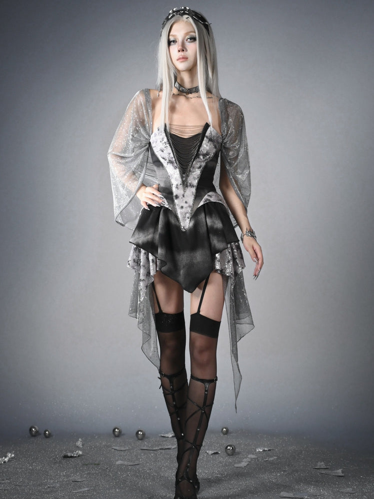 Futuristisches schwarzes Basken-Taillen-Metall-Y3K-Kapuzenkleid mit Taschentuch-Saumketten Cyberpunk-Modefront