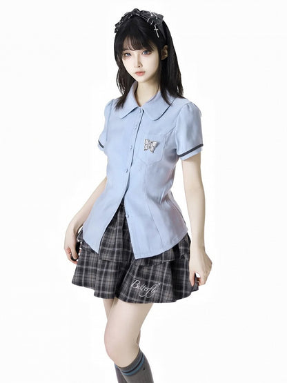 グレーブルーのプレッピースタイルの半袖チェック柄ネクタイ付きシャツ