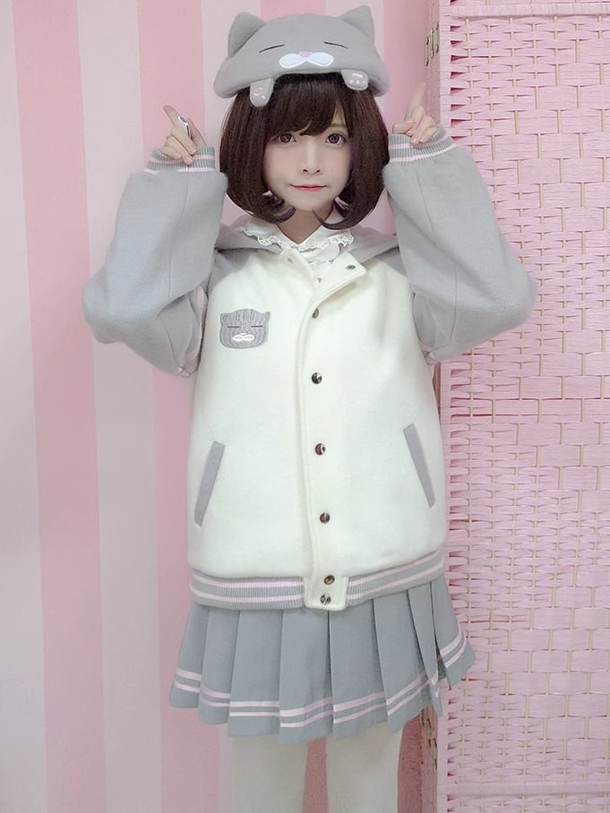 グレーのハイウエストプリーツスカート