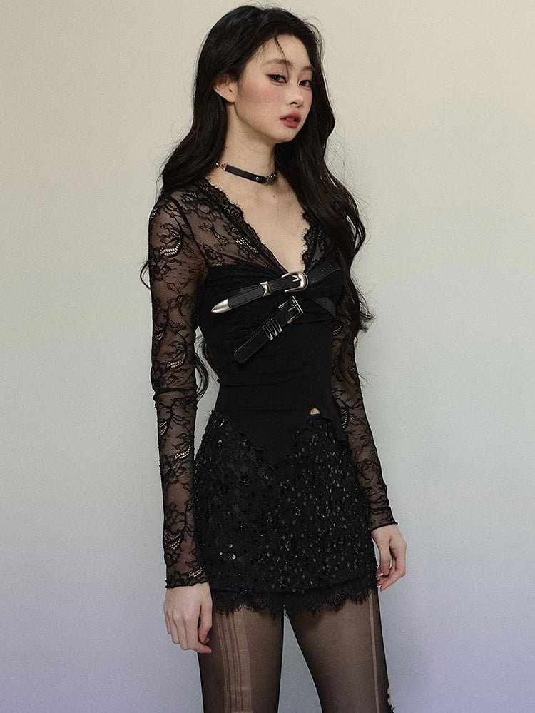 Schwarzes Stricktop mit V-Ausschnitt und Schnallenträgern und langen Ärmeln aus Spitze