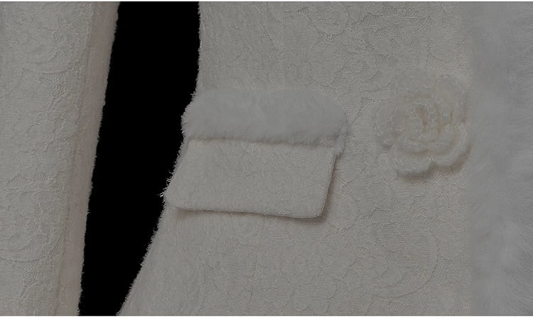 Apricotfarbene Jacquard-Wolljacke mit Blumenknopf und Plüschbesatz