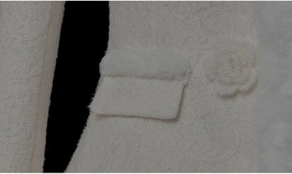 Apricotfarbene Jacquard-Wolljacke mit Blumenknopf und Plüschbesatz