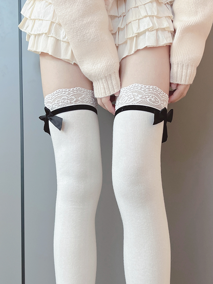 Milchweiße Overknee-Strümpfe mit Schleife und Spitzenbesatz