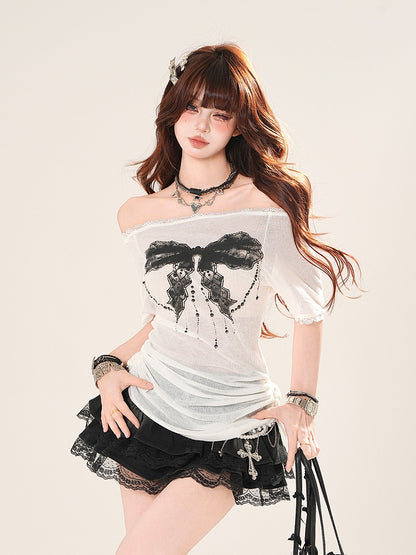 オフショルダーのセミシースルーブラック/ホワイトTシャツ、ネックラインに大きなリボンプリント
