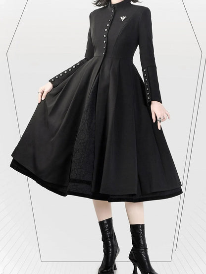 Schwarzer Mantel mit Stehkragen und langen Ärmeln