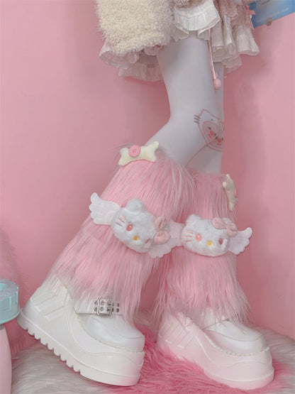 ピンクの子猫と骨のぬいぐるみで飾られた暖かいシャギーレッグウォーマー