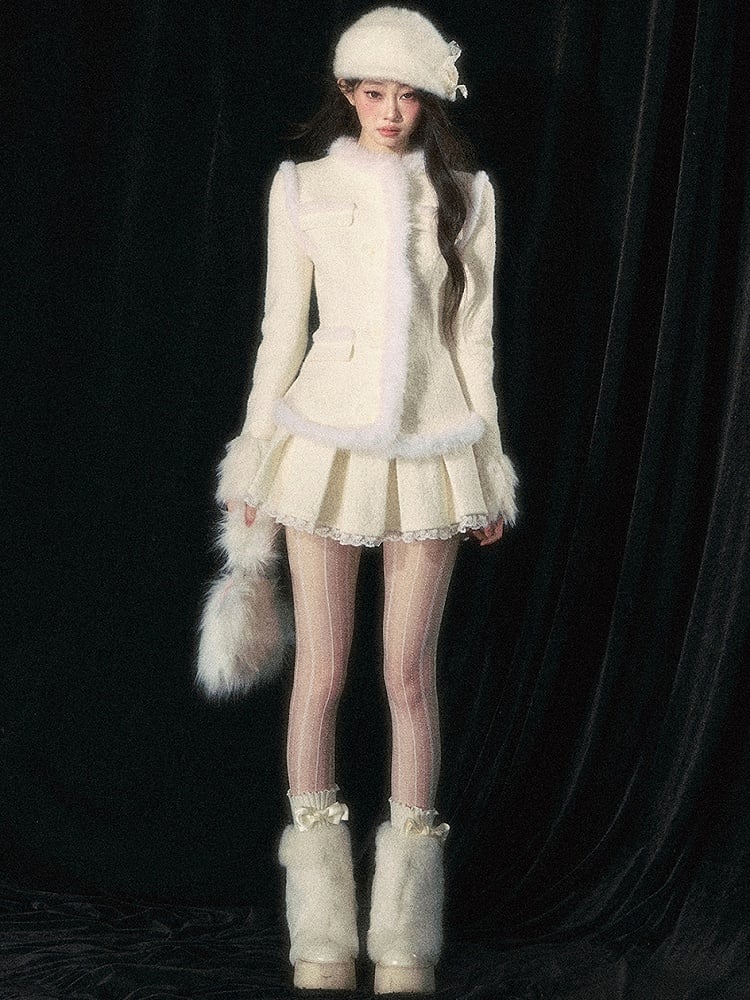 Apricotfarbene Jacquard-Wolljacke mit Blumenknopf und Plüschbesatz