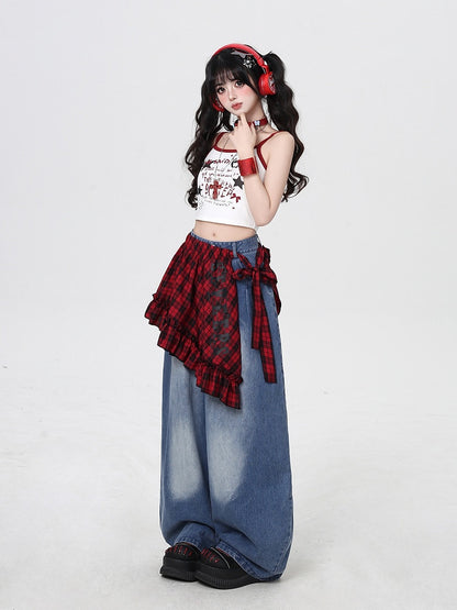 レッドチェック柄ウエストアクセサリー付き、フェイドウォッシュブルーのローライズワイドレッグジーンズ