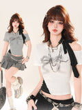 Grau/weißes T-Shirt mit Cut-Out-Schulter und Schleifenprint