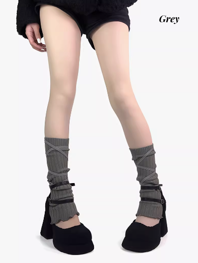 グレーのセルフタイストラップレッグスリーブ