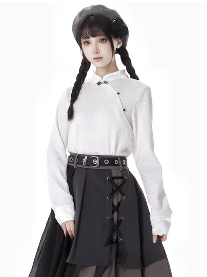 ホワイトのバンドカラー長袖トップス