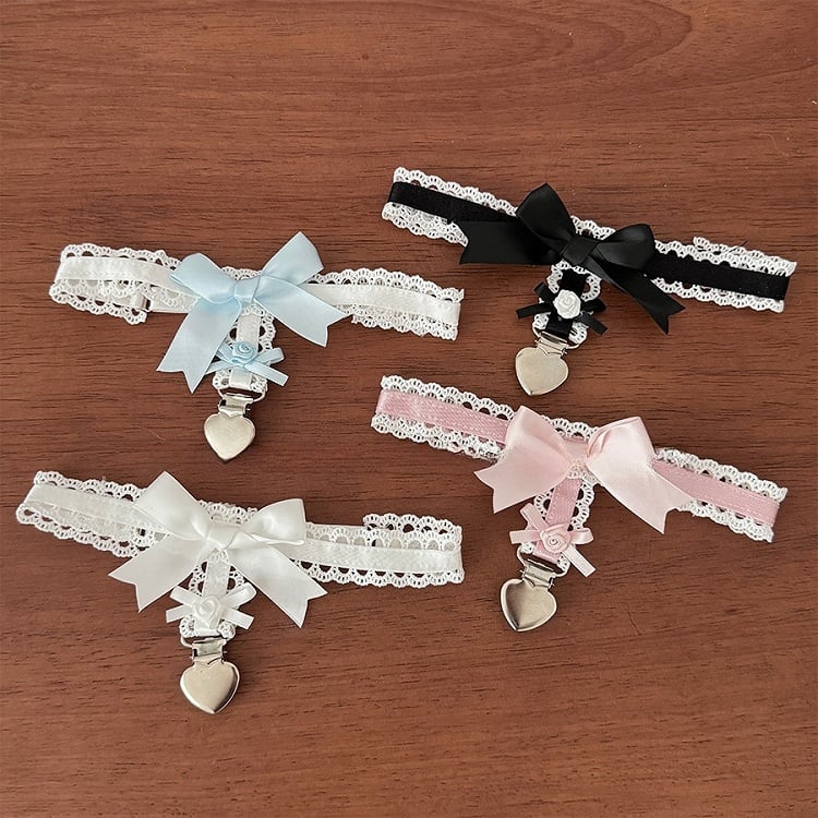ブラック/ホワイト/ピンク/ブルーのスイートなリボン結びレーストリムのレッグループ、ハートチャーム付き