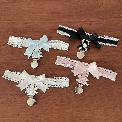 ブラック/ホワイト/ピンク/ブルーのスイートなリボン結びレーストリムのレッグループ、ハートチャーム付き