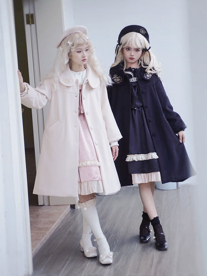 ブラックの繊細な花柄ラウンドフラットカラーウールコート