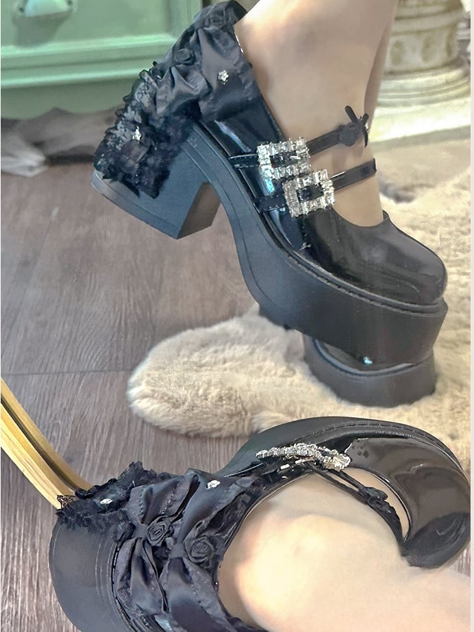 光沢のあるブラックのラインストーンバックルボウとフローラルブロックヒールのメリージェーン