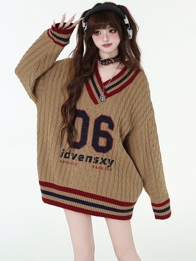 Khakifarbener Preppy-Pullover mit V-Ausschnitt und Zahlen und Buchstaben