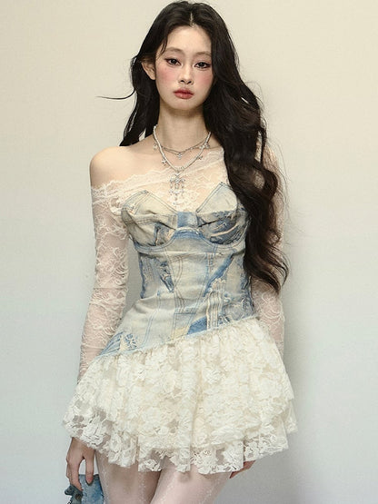 Blaues Minikleid aus Denim mit Patchwork-Spitze und asymmetrischem Ausschnitt