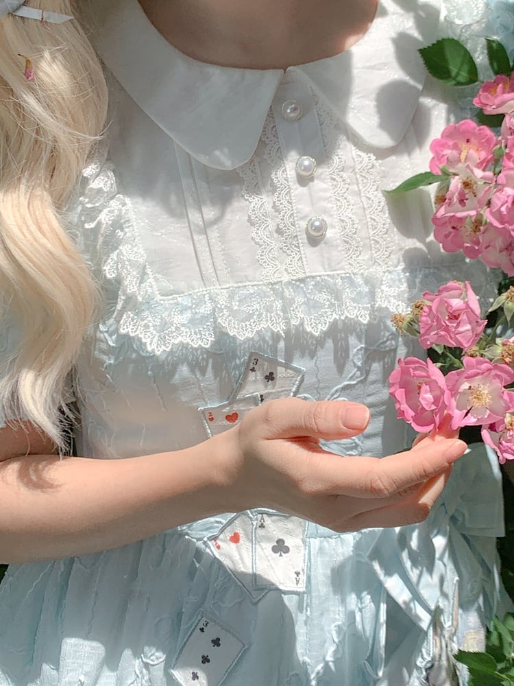 Besticktes blaues Kleid mit Puffärmeln in Wunderland-Vibes, Bunny Alice