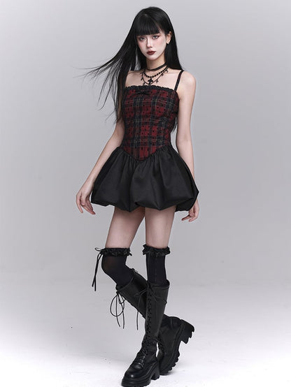 Rot kariertes Mini-Cummikleid mit baskischer Taille und Ballonrock