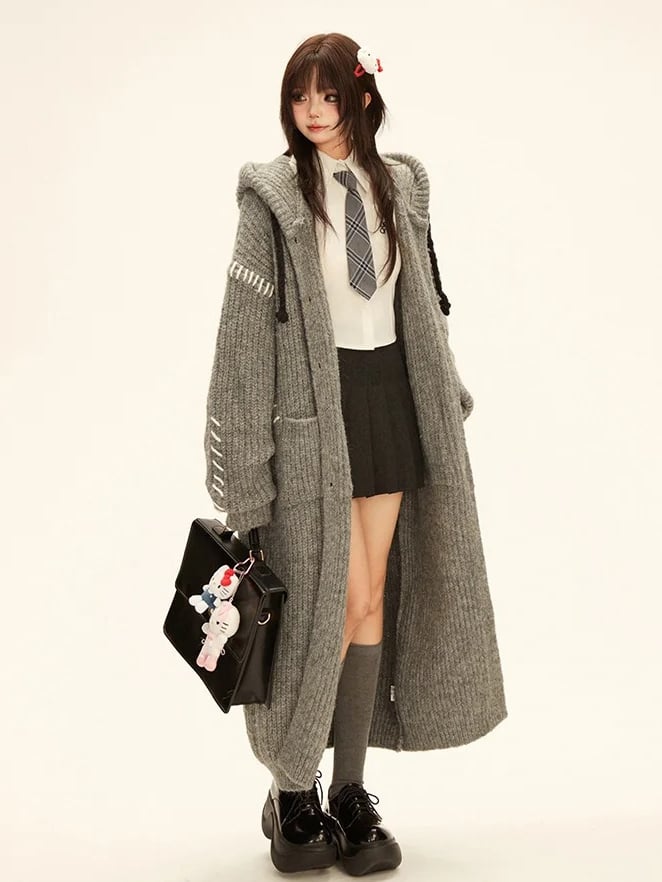 グレーのロングフードカーディガン