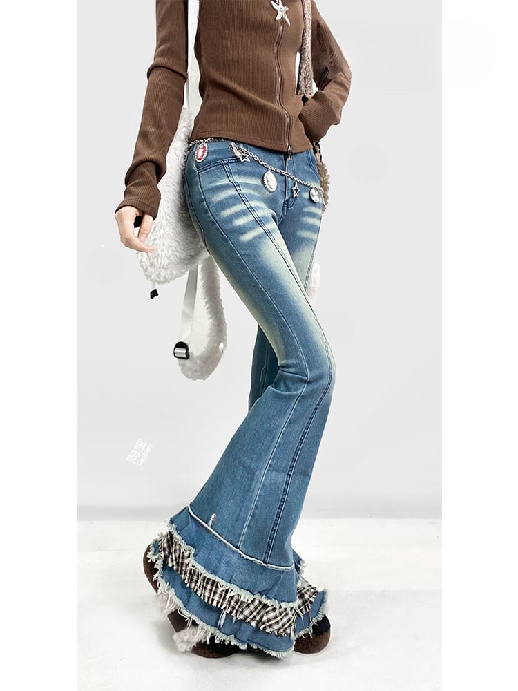 Blaue Schlagjeans mit kariertem Besatz