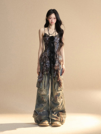 Schwarzes, asymmetrisches Camisole-Top mit Volantsaum und Blumenverzierung