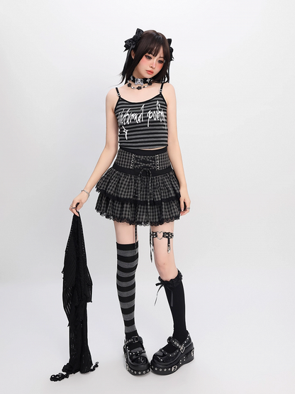 Gestreiftes Cami-Top zum Selbstbinden im Y2K-Stil mit schwarzem, kurzem Überwurf-Set