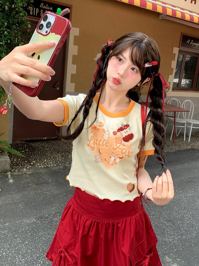 黄色の漫画動物プリントハートカットアウトショートバージョンTシャツ、アップルブローチ付き