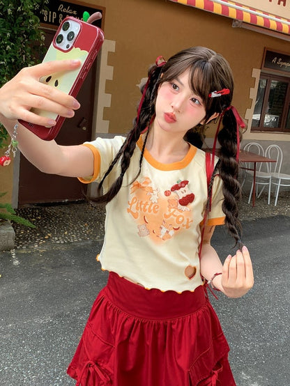 黄色の漫画動物プリントハートカットアウトショートバージョンTシャツ、アップルブローチ付き