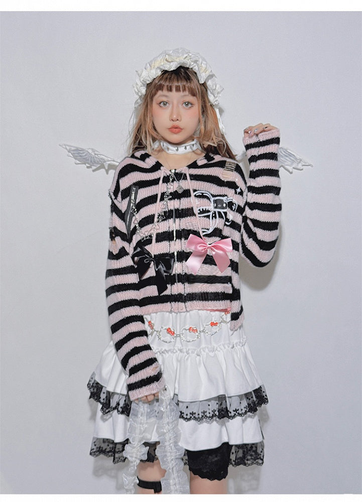 Rosa-schwarz gestreifte Strickjacke mit herzförmiger Schleife und Kettenstrick