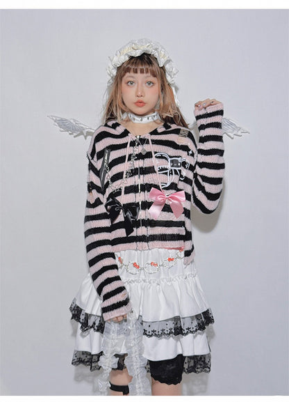 Rosa-schwarz gestreifte Strickjacke mit herzförmiger Schleife und Kettenstrick