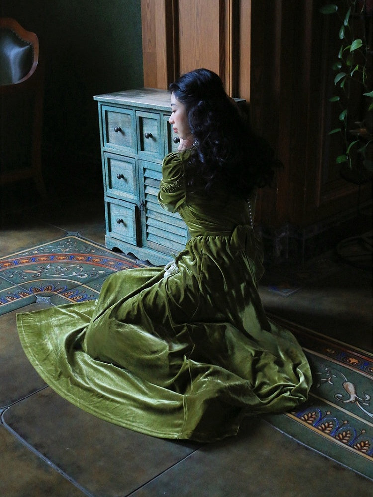 Dunkelgrünes Vintage-Samtkleid mit hoher Taille und quadratischem Ausschnitt