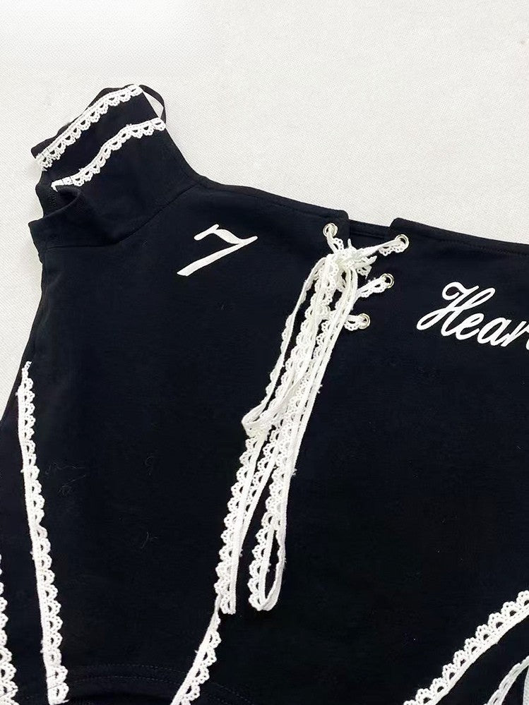 レースアップディテールとレタープリントのオフショルダーがかわいい、ブラックのビタースイートネックライントップス