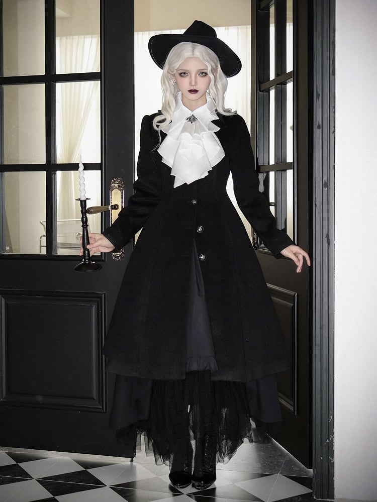 黒のカーブしたコウモリの羽根の形の襟のゴシックロリータコート