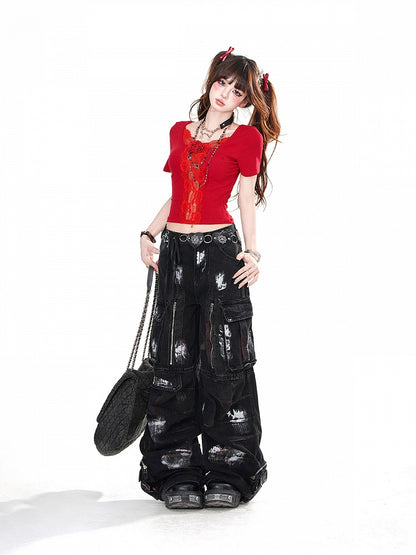 ブラック/レッドのロゼットレーストリム、バタフライカットアウトディテール、背面にグラマラスなクロップドトップス