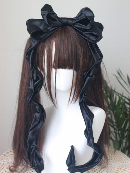 赤いサテンの特大の大きなリボンで飾られたKC