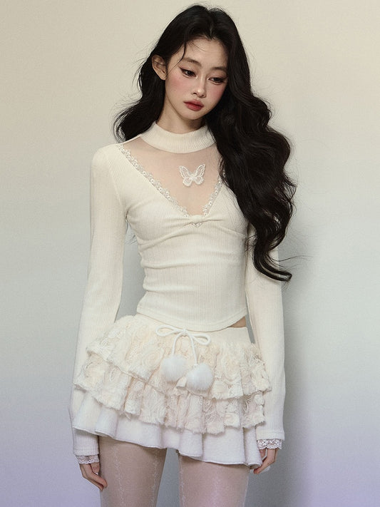 Weißes, eng anliegendes Langarm-Top mit Illusionsausschnitt und Schmetterlingsakzenten