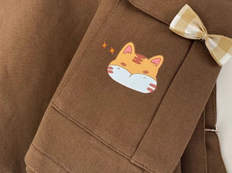 ブラウンのカーゴポケット付き蝶結びディテールのオーバーオールショーツ