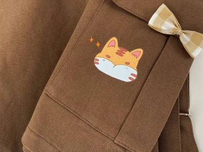 ブラウンのカーゴポケット付き蝶結びディテールのオーバーオールショーツ