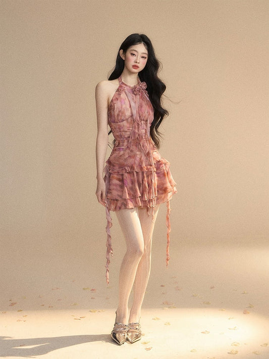 レンガ色のホルターネック、フリル裾、ティアードスカートドレス、グラマラス