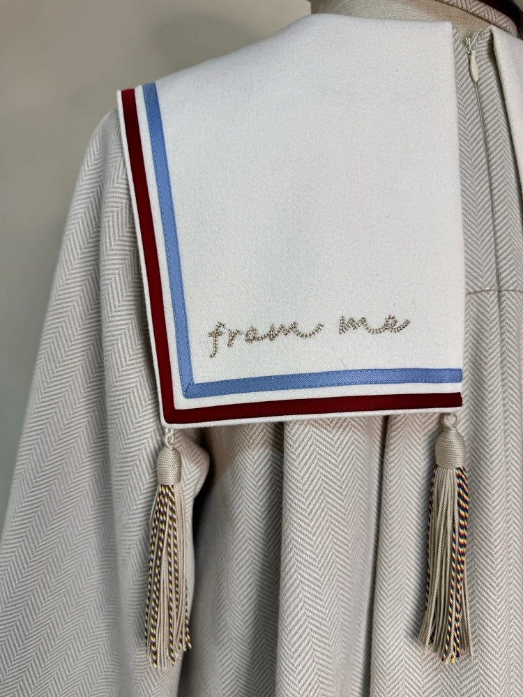 Beiges Ouji-Oberteil mit Matrosenmotiv und Leuchtturm-Stickerei, Matrosenkragen und Kontrastbesatz