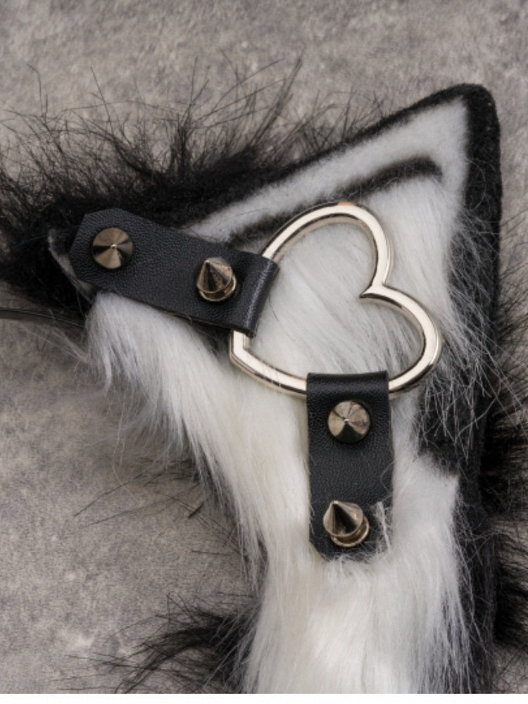 Design Katzenschnalle und schwarze Herznieten weiß mit KC-Ohr