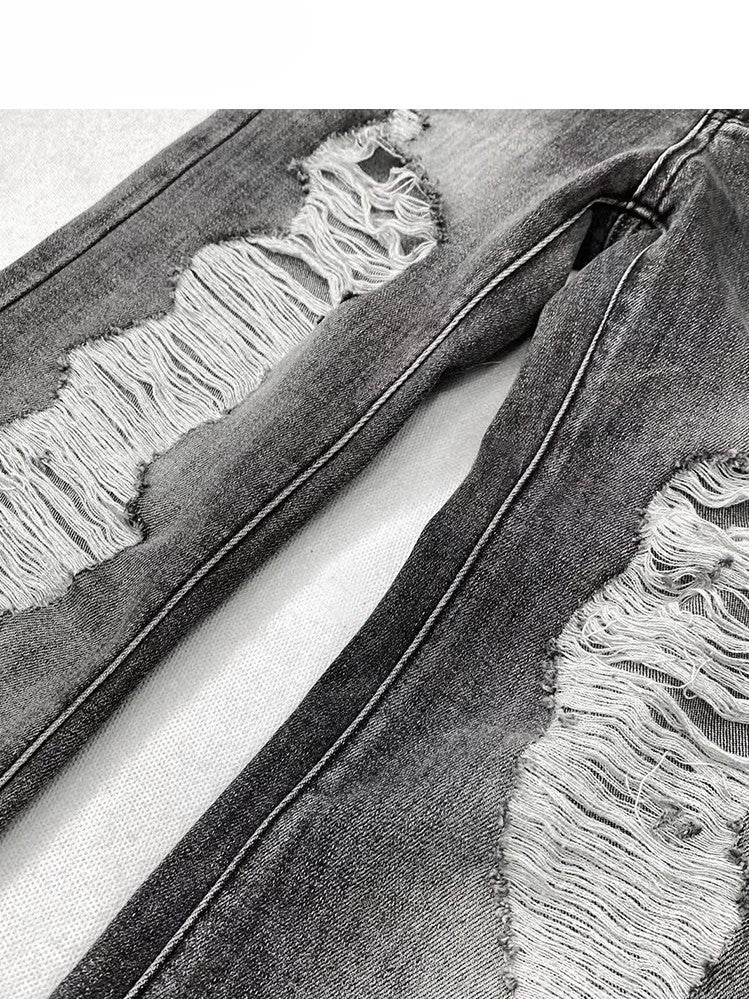 ほろ苦いグレーのダメージ加工ディテールフレアジーンズホールシルエット